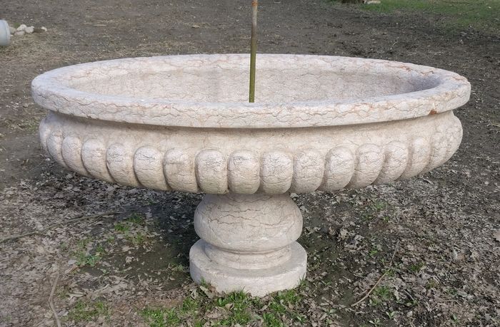 Fontana/Fioriera Veneziana e baccellata - H 84 cm - Marmo rosso Verona - 19° secolo - Verona